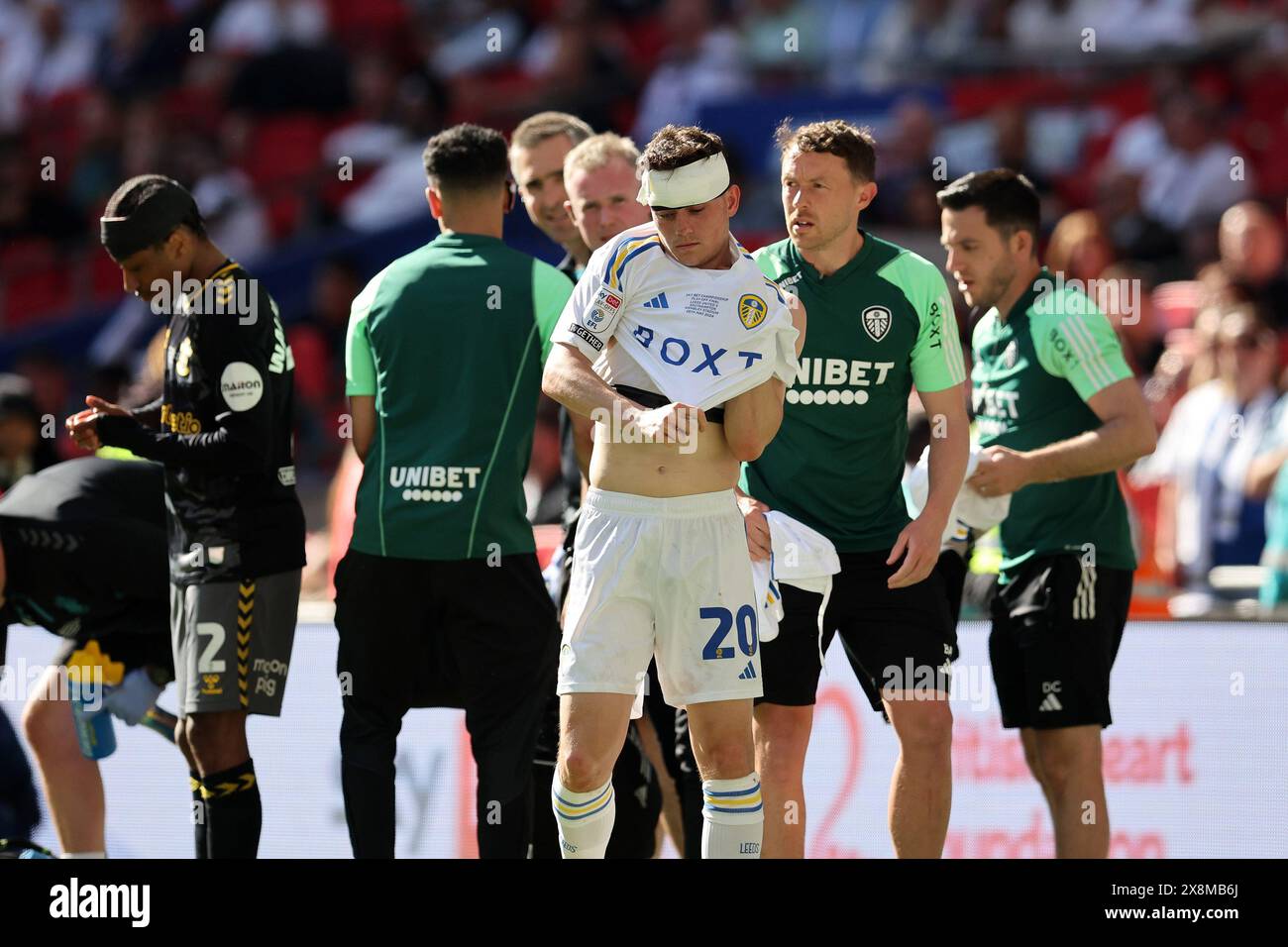 Londra, Regno Unito. 26 maggio 2024. Daniel James di Leeds Utd è fasciato, cambia la camicia macchiata di sangue ed è controllato dai fisios dopo che si scontrò con Kyle Walker-Peters di Southampton. EFL Skybet Championship gioca la finale 2024, Leeds Utd contro Southampton allo stadio Wembley di Londra domenica 26 maggio 2024. Solo per uso editoriale. foto di Andrew Orchard/Andrew Orchard fotografia sportiva/Alamy Live News Credit: Andrew Orchard fotografia sportiva/Alamy Live News Foto Stock