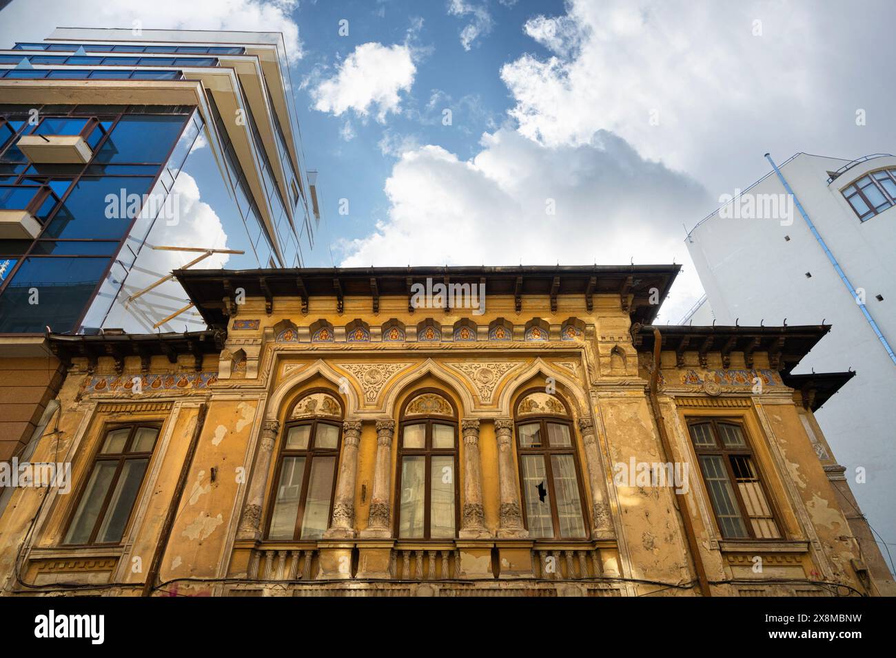 Bucarest, Romania. 23 maggio 2024. una vecchia casa abbandonata nel centro della città Foto Stock