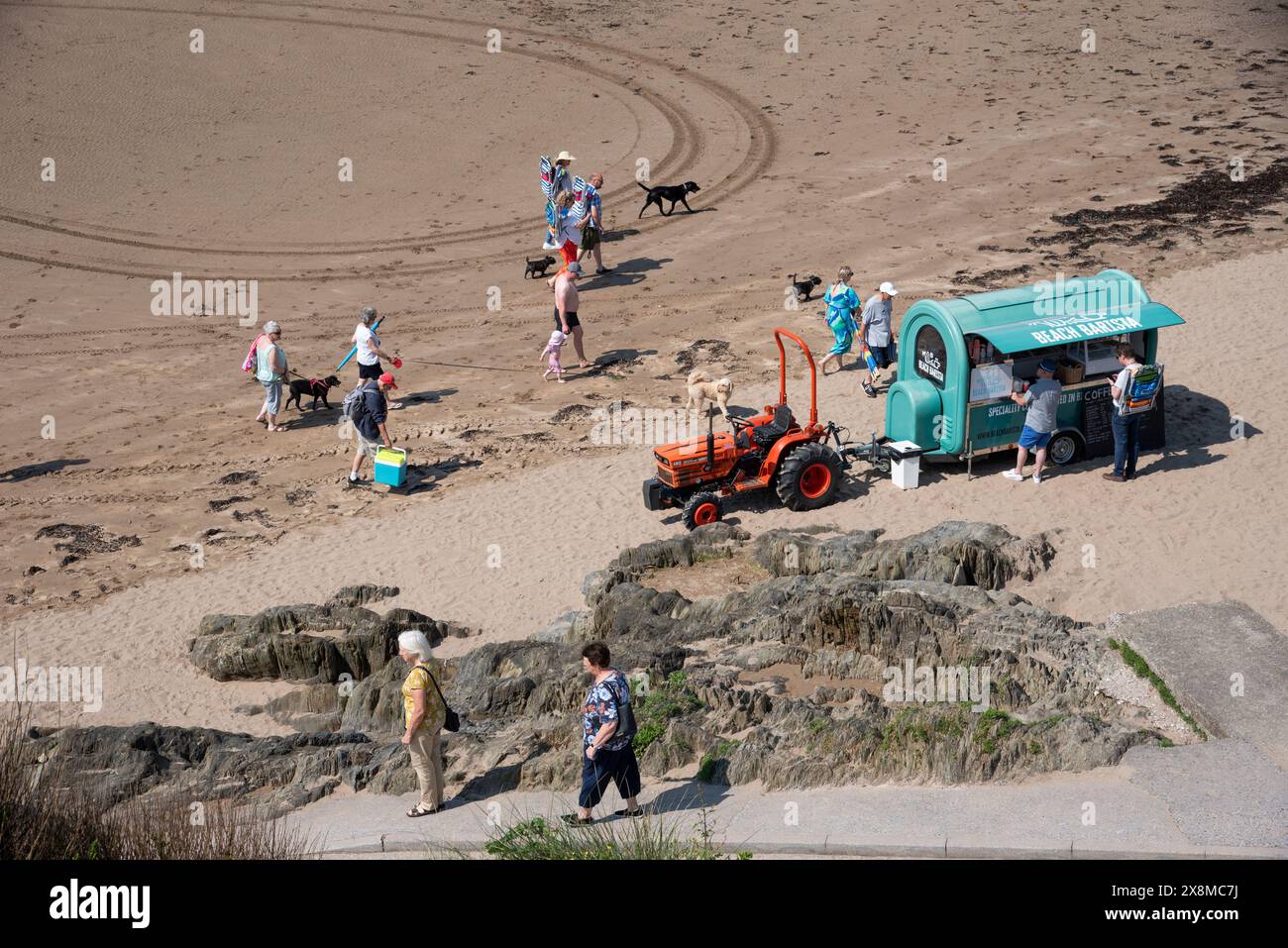 Bigbury on Sea, South Devon, Inghilterra, Regno Unito. 20.05.2024. Panoramica della spiaggia con bassa marea con un bar mobile sulla spiaggia. Foto Stock