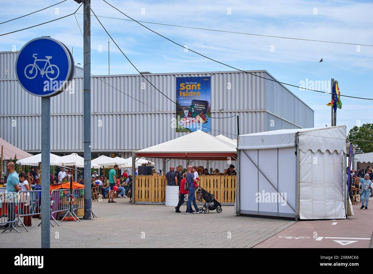 Viladecans, Barcellona, Spagna - 26 maggio 2024: I visitatori si impegnano nelle festività all'aperto della fiera di Sant Isidro con cabine temporanee e atmosfera festosa Foto Stock