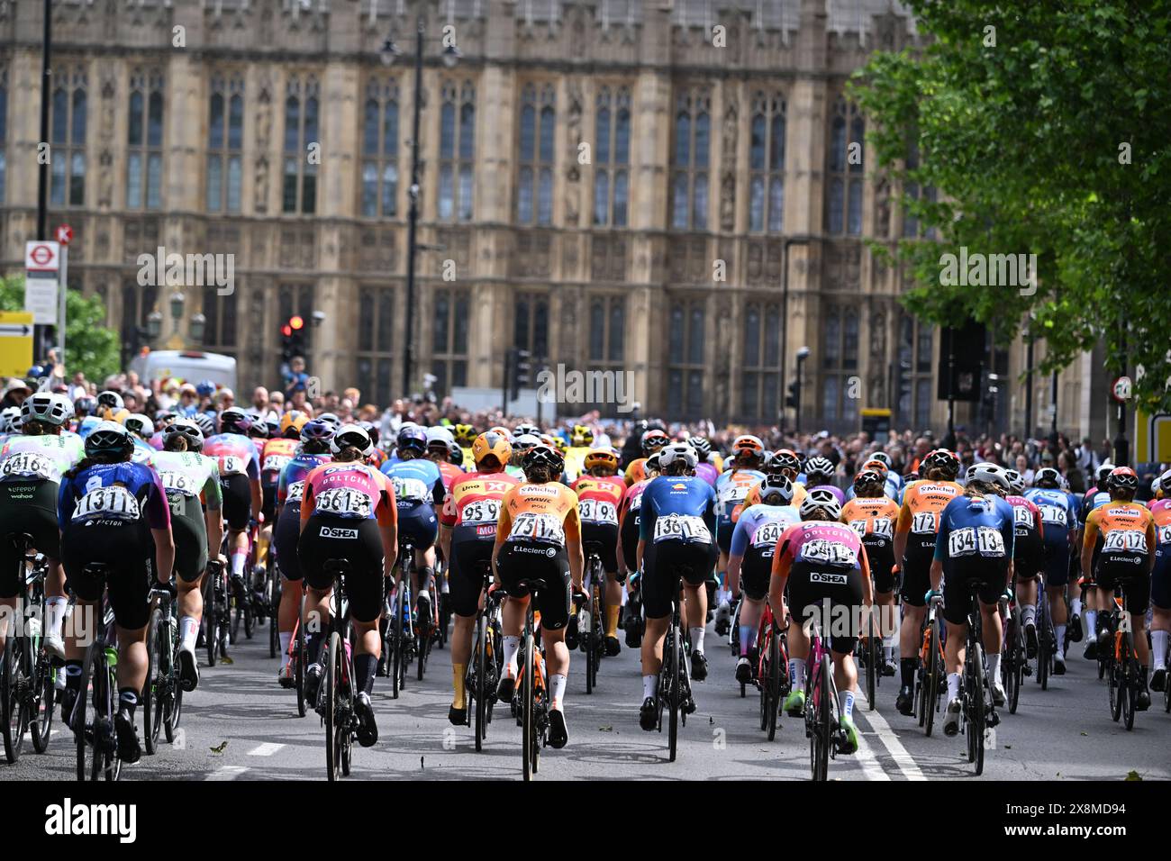 Londra, Regno Unito. 26 maggio 2024. WorldTour 2024 Ford RideLondon Classique - terza e ultima tappa della gara a Londra. Big Ben e le Houses of Parliament mentre passavano i peloton. Crediti: Peter Goding/Alamy Live News crediti: Peter Goding/Alamy Live News Foto Stock