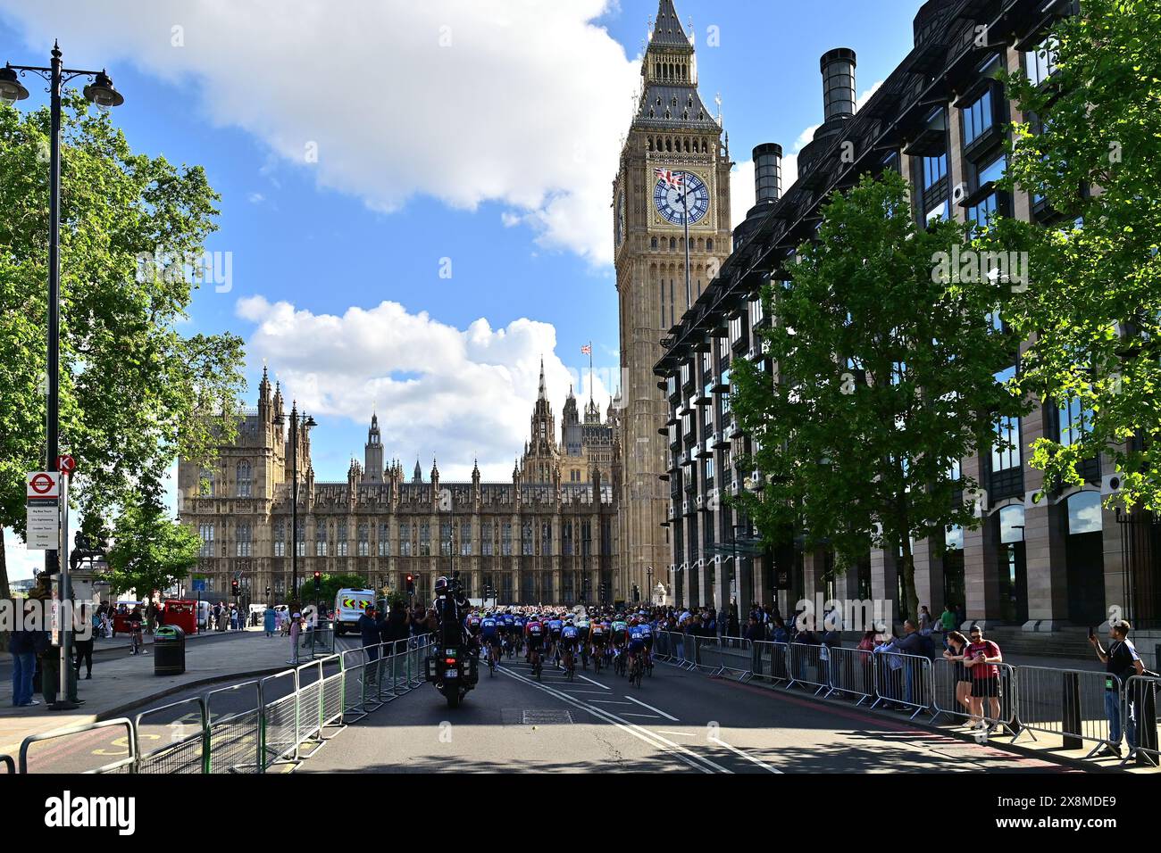 Londra, Regno Unito. 26 maggio 2024. WorldTour 2024 Ford RideLondon Classique - terza e ultima tappa della gara a Londra. Passando il Big Ben e le abissi del parlamento. Crediti: Peter Goding/Alamy Live News crediti: Peter Goding/Alamy Live News Foto Stock