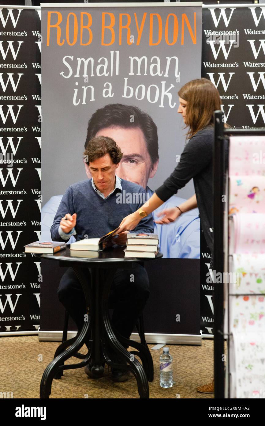 ROB BRYDON, BOOK SIGNING, 2011: L'attore e comico gallese Rob Brydon firma velocemente copie del suo libro "Small Man in A Book" dopo che tutti i Meet and Greets sono stati fatti a Waterstones a Birmingham, Inghilterra, il 30 ottobre 2011. Foto: Rob Watkins. INFORMAZIONI: Rob Brydon è un attore, comico e conduttore televisivo gallese, rinomato per il suo lavoro nelle serie "Gavin & Stacey" e "The Trip". Conosciuto per il suo ingegno acuto e il suo versatile lavoro vocale, è diventato una figura amata nell'intrattenimento britannico. Foto Stock