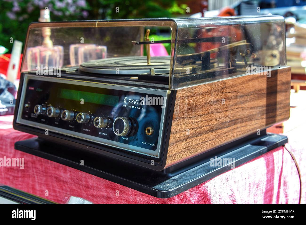 Ottawa, Canada - 25 maggio 2024: Giradischi vintage Zenith Solid State in vendita all'annuale Great Glebe Garage sale che si svolge per diversi isolati Foto Stock