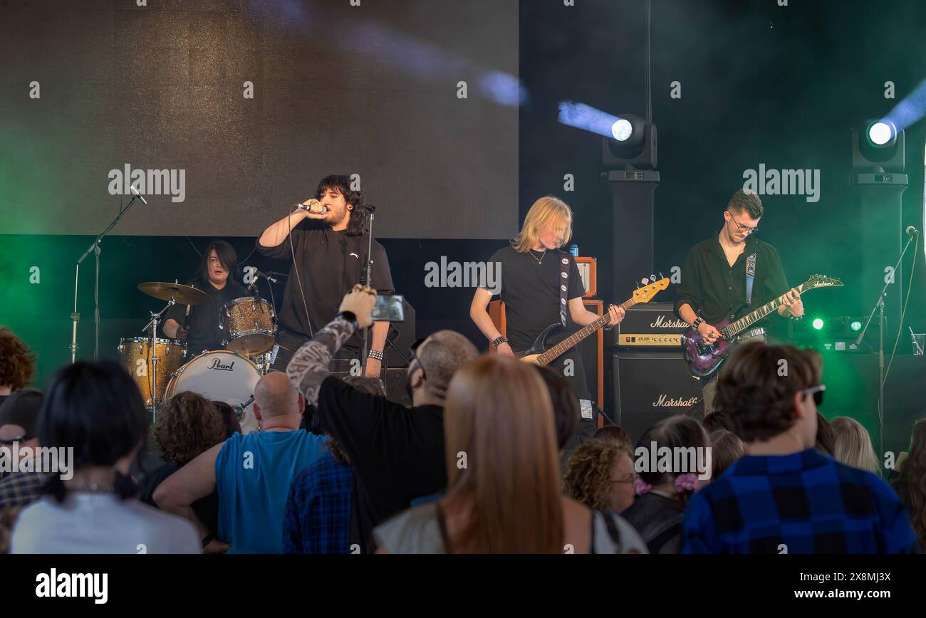 Warrington, Cheshire, Regno Unito. 25 maggio 2024. Il Warrington Music Festival 2024, che si tiene nel vecchio mercato al Golden Square, ha ospitato molte band locali, tra cui la nuova band adolescente "The Odeens" Credit: John Hopkins/Alamy Live News Foto Stock