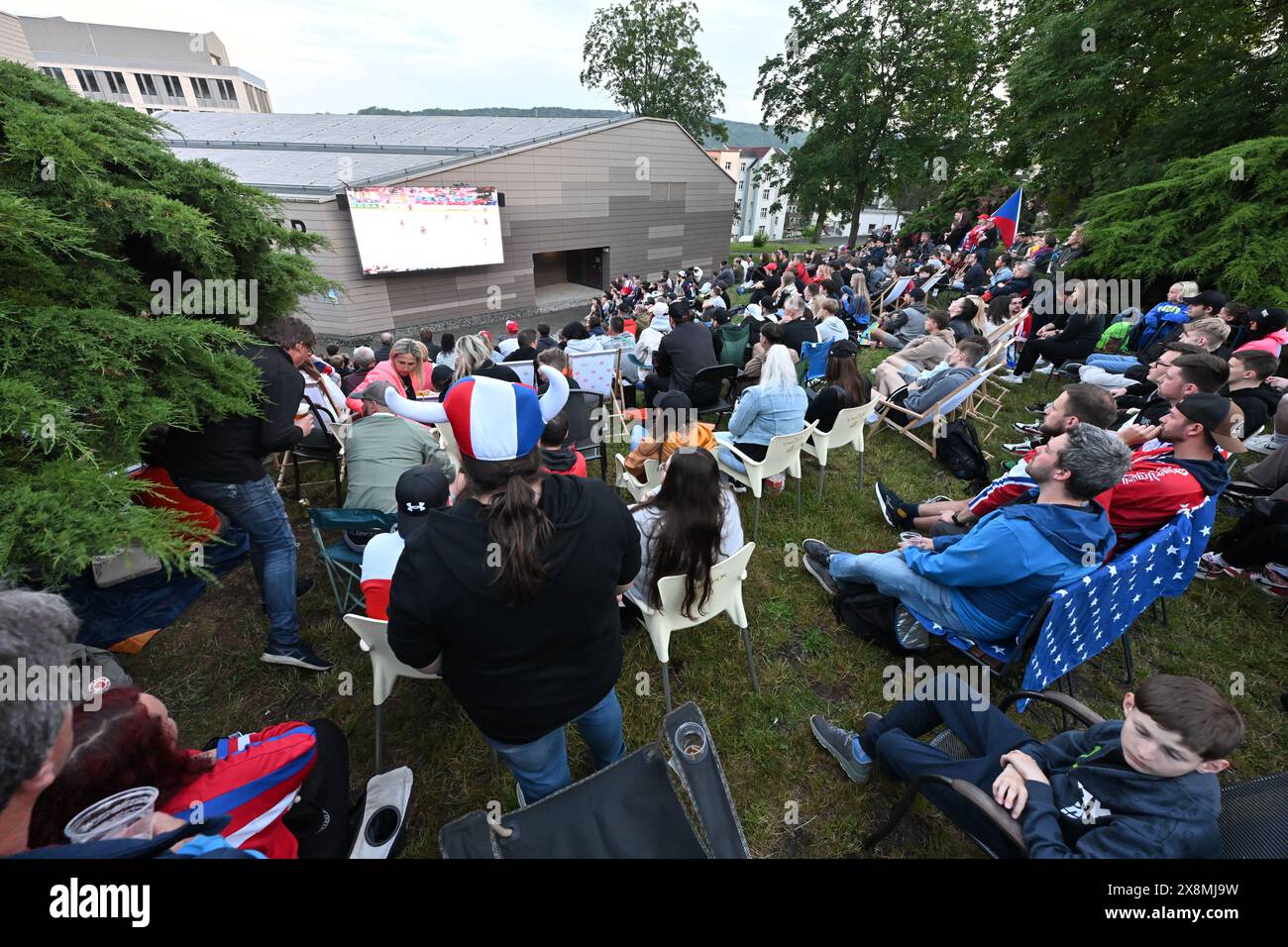 Usti nad Labem, Repubblica Ceca. 26 maggio 2024. I tifosi cechi guardano la partita finale del Campionato del mondo IIHF 2024, Svizzera contro Cechia, presso il campus dell'Università Jan Evangelista Purkyne (UJEP) a Usti nad Labem, Repubblica Ceca, il 26 maggio 2024. Crediti: Ondrej Hajek/CTK Photo/Alamy Live News Foto Stock