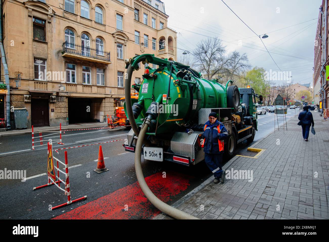 Carrello aspiratore per la pulizia delle acque reflue. Servizio e manutenzione dell'aspirapolvere per la pulizia settica. Foto Stock