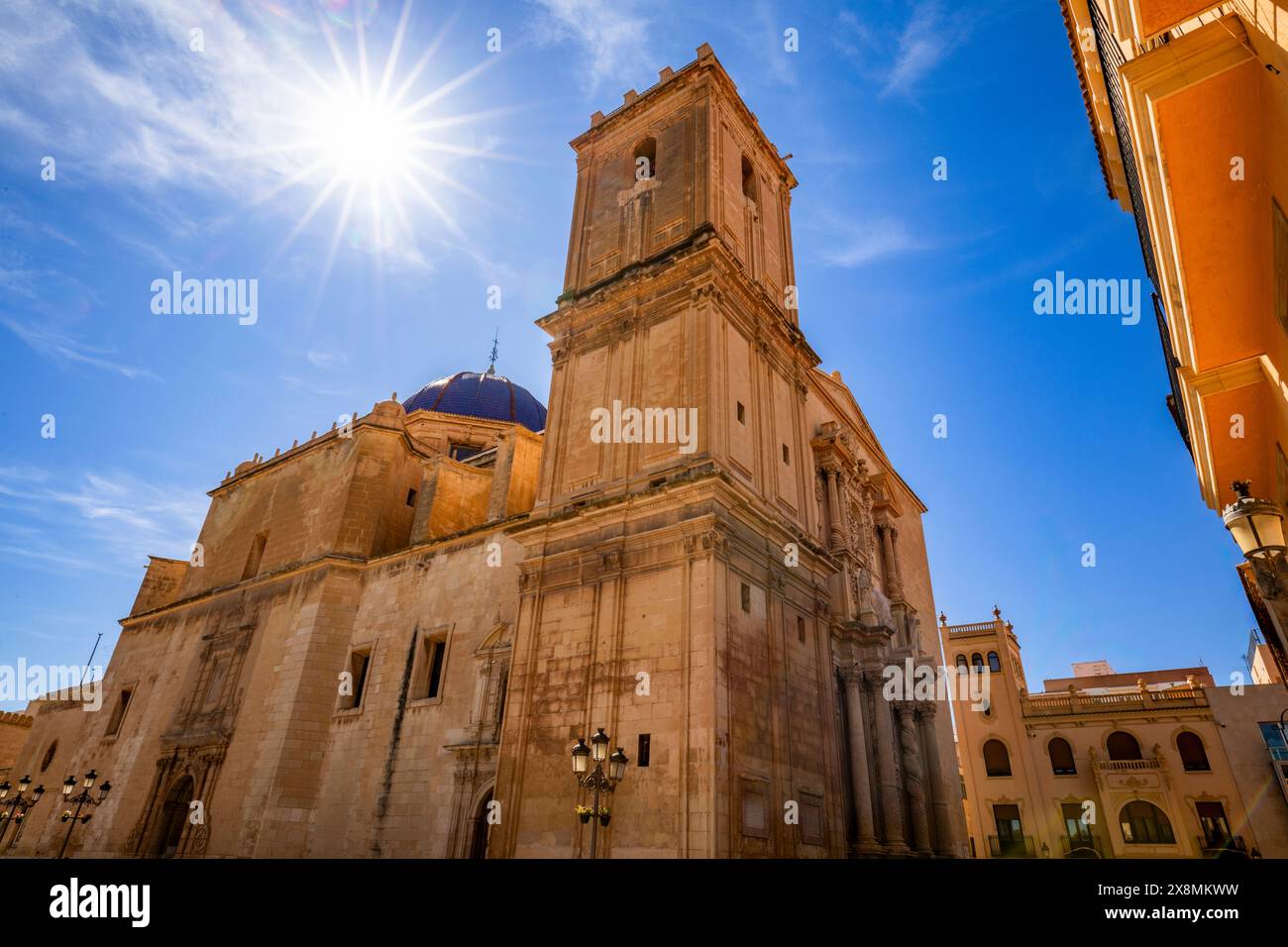 Basilica barocca di Santa María a Elche, Alicante, Comunità Valenciana, Spagna, con il sole di mezzogiorno che splende sopra la testa Foto Stock