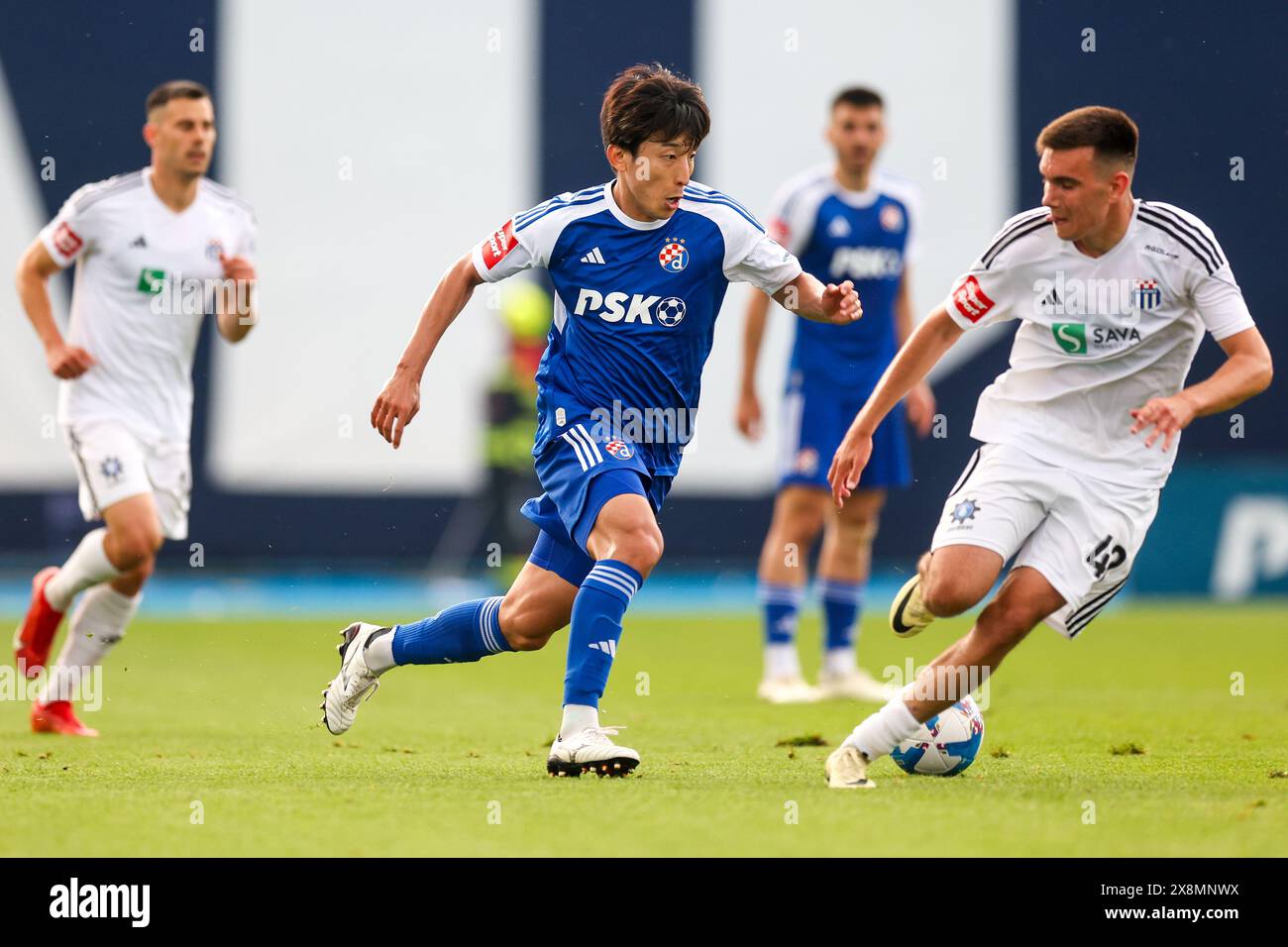 Zagabria, Hrvatska. 26 maggio 2024. Takuro Kaneko della Dinamo Zagabria combatte per il pallone con Vilim Kruslin dell'NK Rudes durante il 36° turno di Supersport HNL tra la GNK Dinamo Zagabria e il Rudes al Maksimir Stadium di Zagabria, Croazia, il 26 maggio 2024. Foto: Igor Kralj/PIXSELL credito: Pixsell/Alamy Live News Foto Stock