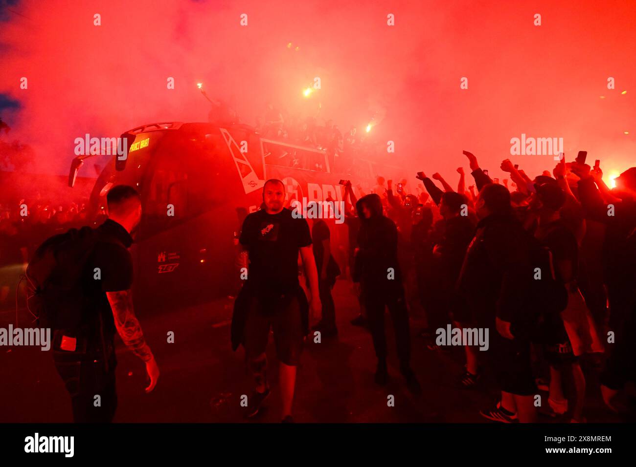 Zagabria, Hrvatska. 26 maggio 2024. I tifosi festeggiano durante una cerimonia di celebrazione della Dinamo Zagabria dopo aver vinto il campione della prima Lega croata Supersport HNL 2023-2024 a Zagabria, Croazia, 26 maggio 2024. Foto: Marko Lukunic/PIXSELL credito: Pixsell/Alamy Live News Foto Stock