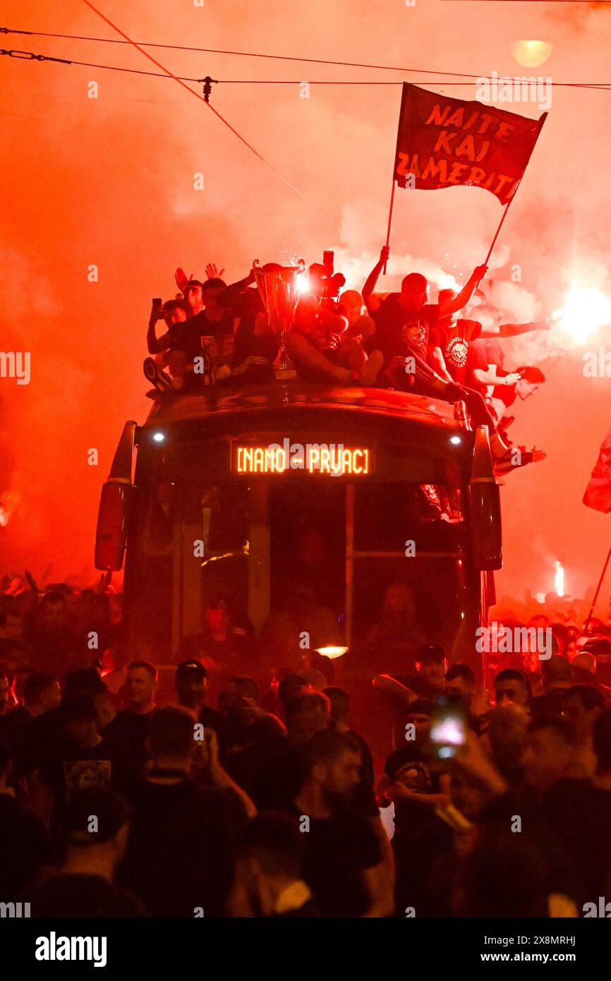 Zagabria, Hrvatska. 26 maggio 2024. I giocatori della Dinamo Zagabria festeggiano con il loro trofeo mentre sfilano su un autobus durante una cerimonia di celebrazione della Dinamo Zagabria dopo aver vinto il campione della prima Lega Croata Supersport HNL 2023-2024 a Zagabria, Croazia, 26 maggio 2024. Foto: Marko Lukunic/PIXSELL credito: Pixsell/Alamy Live News Foto Stock