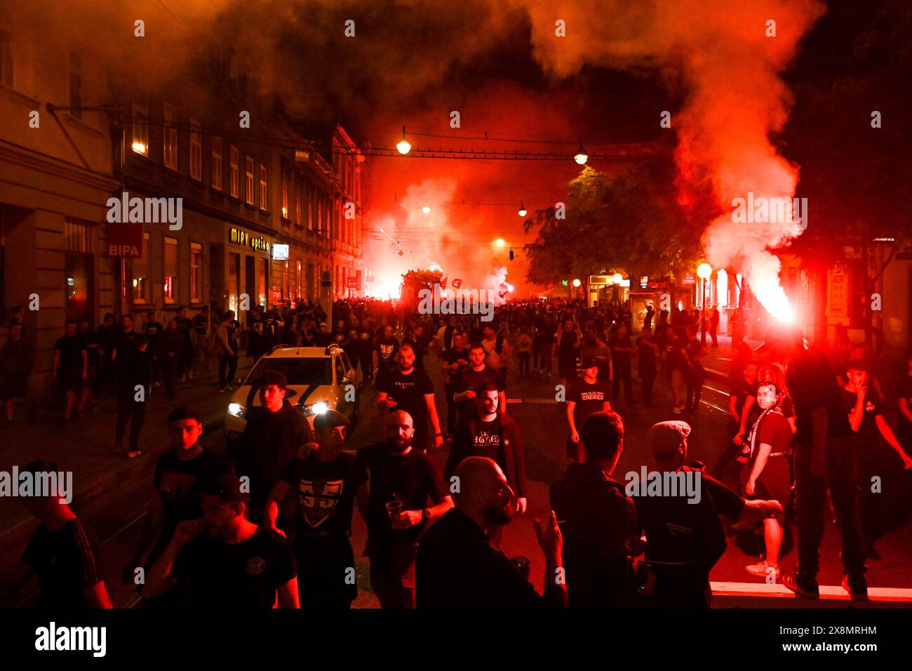 Zagabria, Hrvatska. 26 maggio 2024. I tifosi festeggiano durante una cerimonia di celebrazione della Dinamo Zagabria dopo aver vinto il campione della prima Lega croata Supersport HNL 2023-2024 a Zagabria, Croazia, 26 maggio 2024. Foto: Marko Lukunic/PIXSELL credito: Pixsell/Alamy Live News Foto Stock