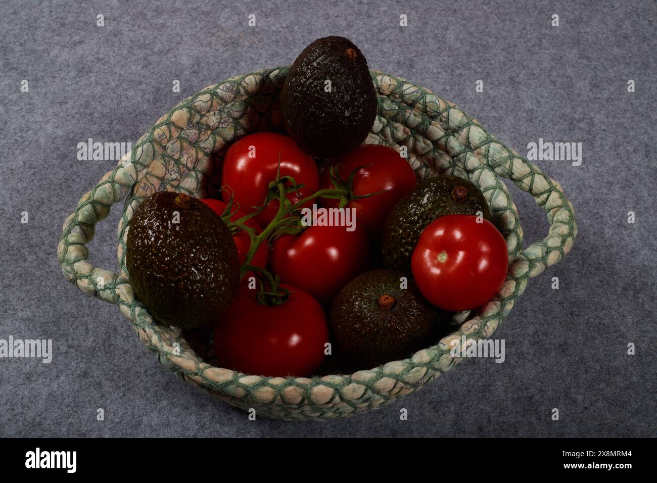 Cibi ricchi di potassio, avocado, banane e pomodori. Cibi salutari estivi in un cestino di lino!!! Foto Stock