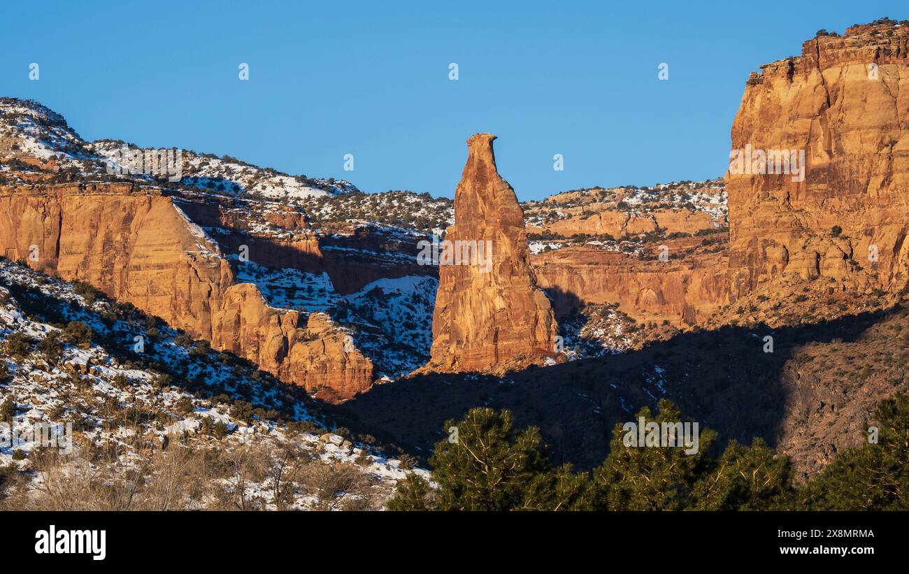 Luce dell'alba sul monumento all'indipendenza e sulle scogliere del Colorado National Monument, Grand Junction, Colorado. Foto Stock