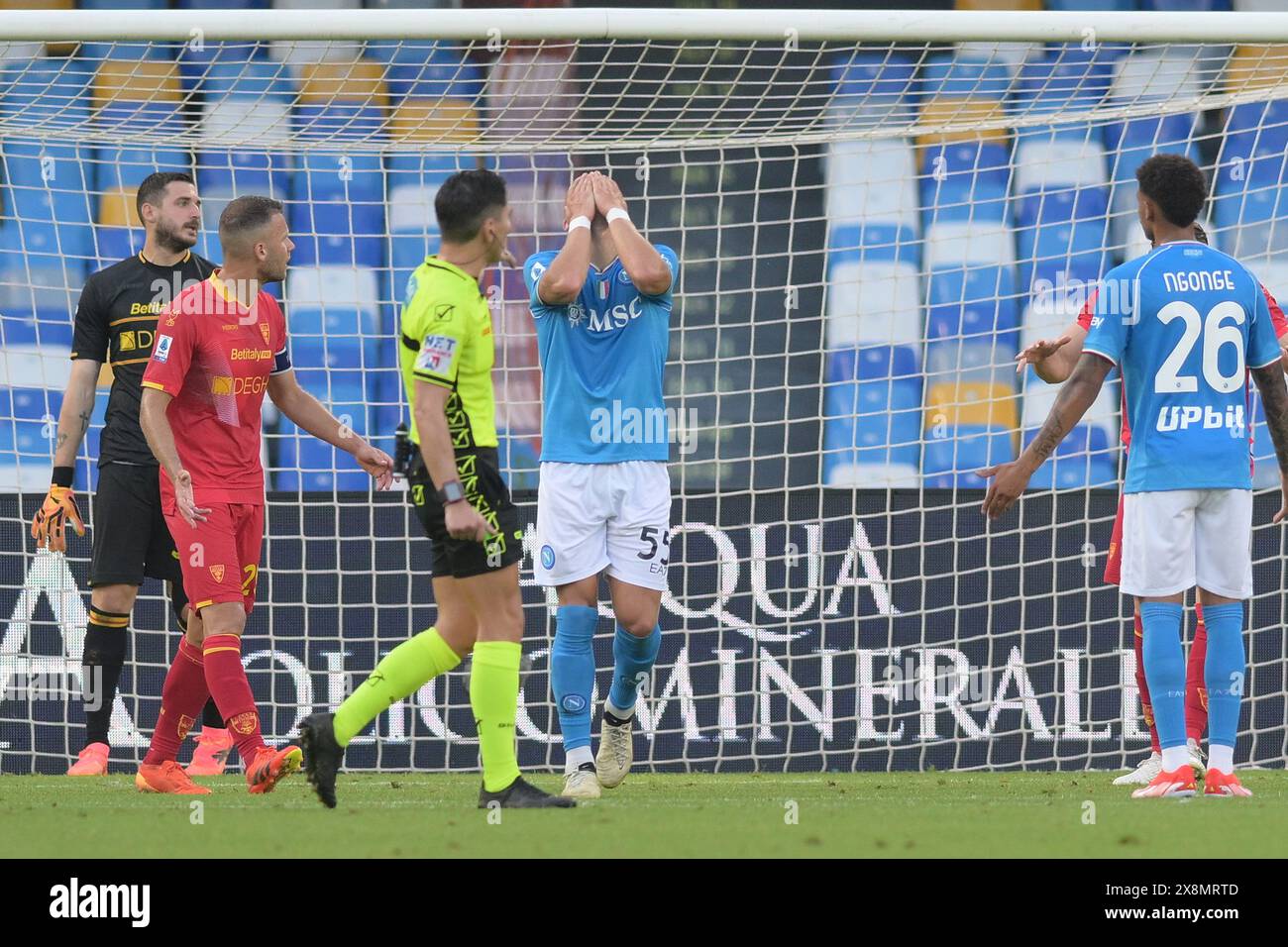 Napoli, Italia. 26 maggio 2024. Leo Ostigard della SSC Napoli gesti durante la partita di serie A tra SSC Napoli e US Lecce allo Stadio Diego Armando Maradona crediti: Agenzia fotografica indipendente/Alamy Live News Foto Stock