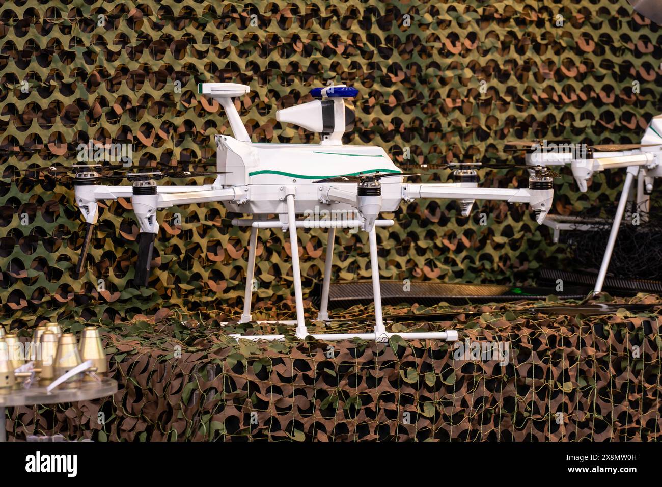 Drone controllato a distanza dalla polizia bianca Foto Stock