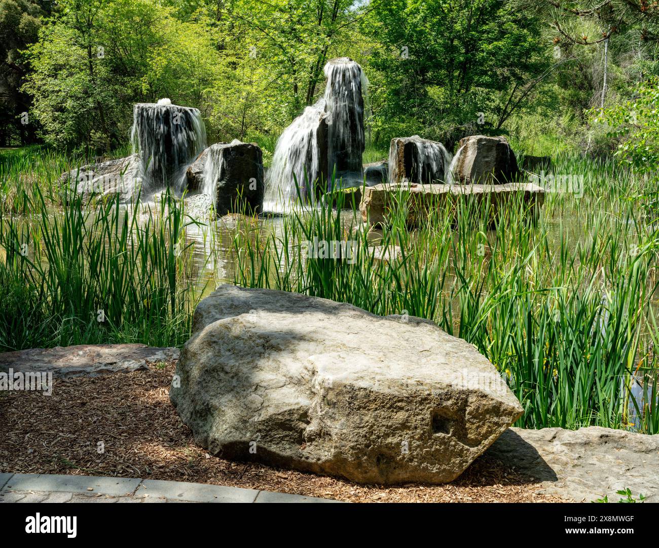 Fontana e roccia in un parco cittadino di Boise Foto Stock