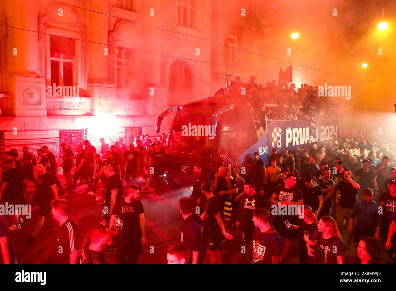 Zagabria, Hrvatska. 26 maggio 2024. I giocatori della Dinamo Zagabria festeggiano con il loro trofeo mentre sfilano su un autobus durante una cerimonia di celebrazione della Dinamo Zagabria dopo aver vinto il campione della prima Lega Croata Supersport HNL 2023-2024 a Zagabria, Croazia, 26 maggio 2024. Foto: Matija Habljak/PIXSELL credito: Pixsell/Alamy Live News Foto Stock