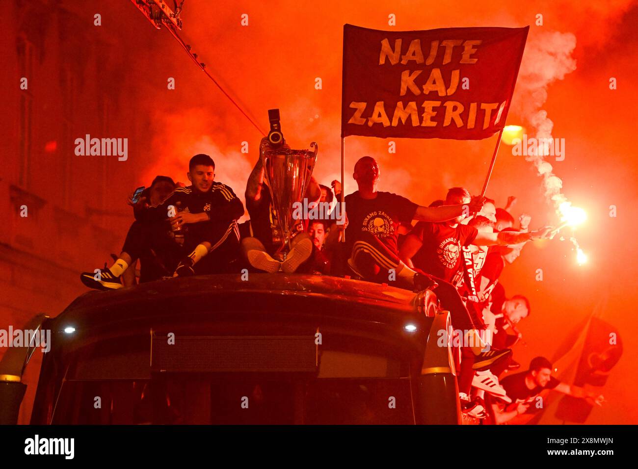 Zagabria, Hrvatska. 26 maggio 2024. I giocatori della Dinamo Zagabria festeggiano con il loro trofeo mentre sfilano su un autobus durante una cerimonia di celebrazione della Dinamo Zagabria dopo aver vinto il campione della prima Lega Croata Supersport HNL 2023-2024 a Zagabria, Croazia, 26 maggio 2024. Foto: Marko Lukunic/PIXSELL credito: Pixsell/Alamy Live News Foto Stock