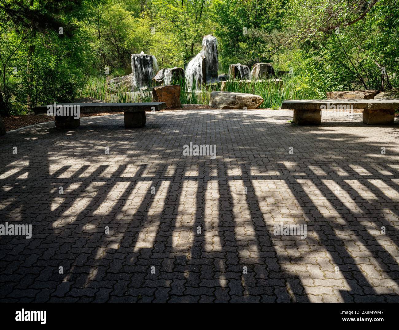 Panchine e patio con fontana in un Boise City Park Foto Stock