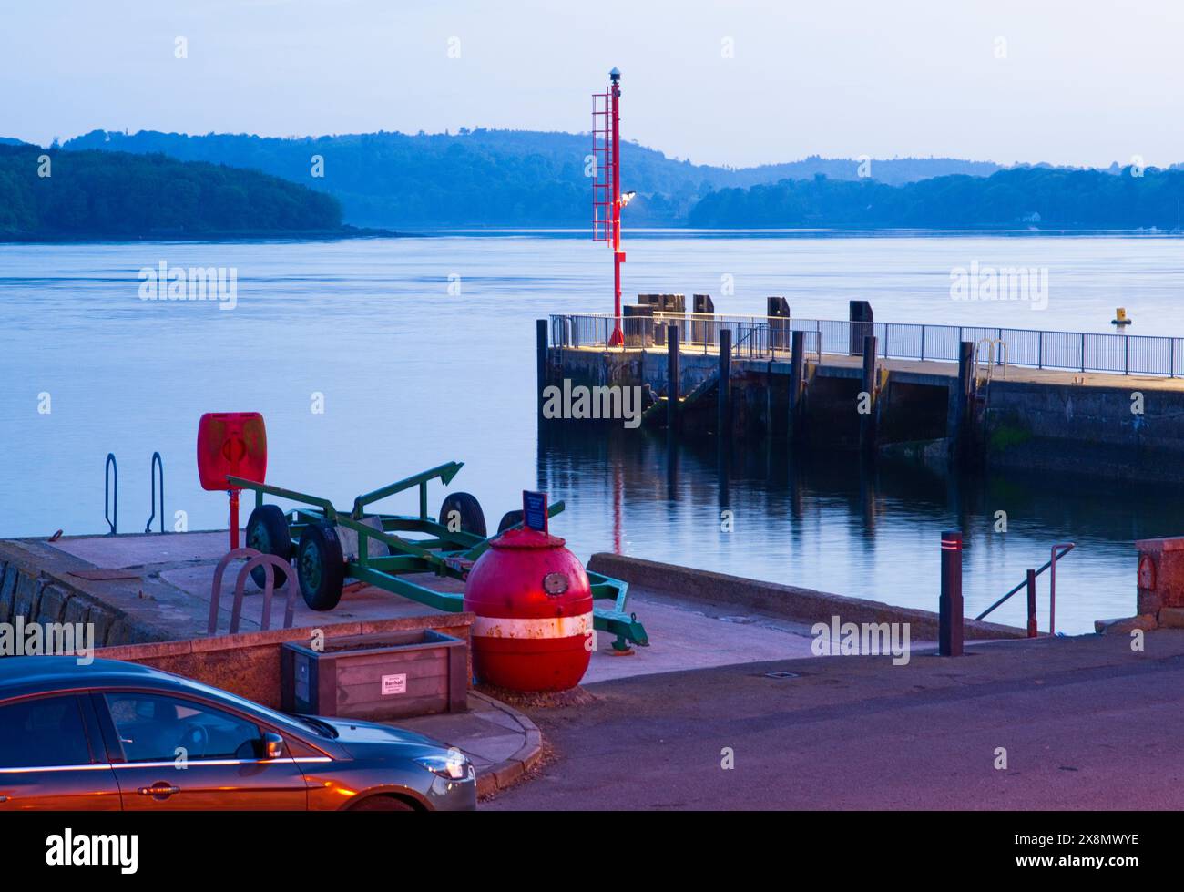 Il molo dei traghetti a Portaferry con Strangford Lough Foto Stock
