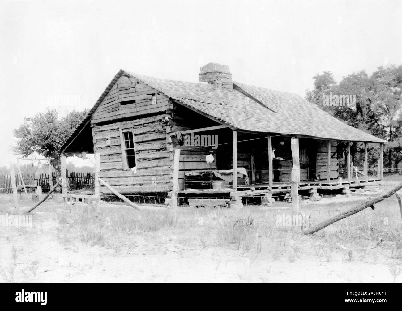 La capanna di Sequoyah, costruita nel 1829 dal polimath Cherokee Sequoyah che creò il sillabario Cherokee per scrivere la lingua Cherokee, a Sallisaw, Oklahoma. (Foto: C1941) Foto Stock