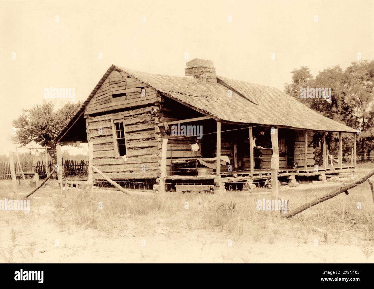 La capanna di Sequoyah, costruita nel 1829 dal polimath Cherokee Sequoyah che creò il sillabario Cherokee per scrivere la lingua Cherokee, a Sallisaw, Oklahoma. (Foto: C1941) Foto Stock