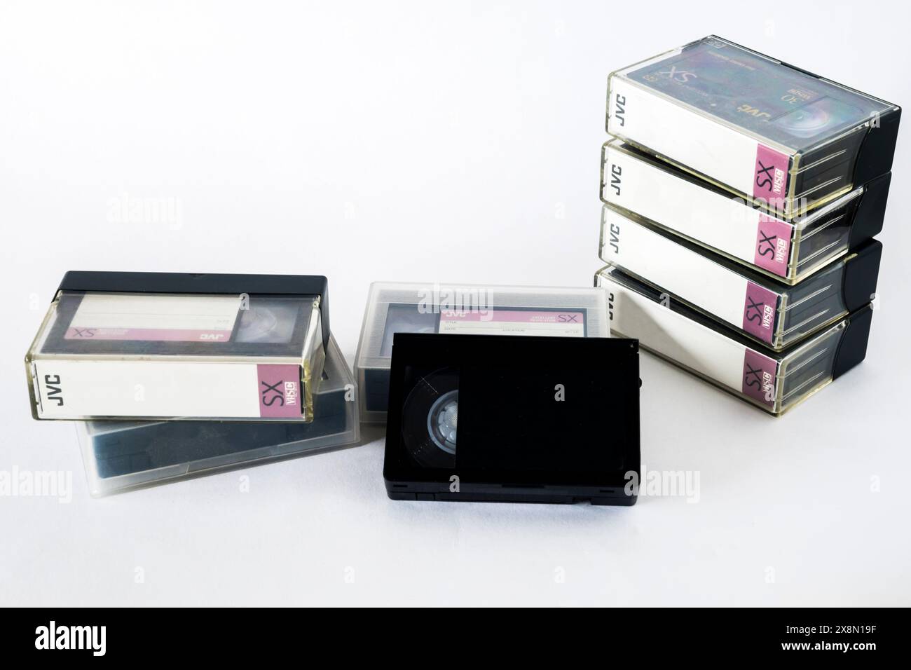 Una pila di nastri video in formato VHS-C, la forma compatta della videocassetta VHS utilizzata principalmente nelle videocamere. Foto Stock