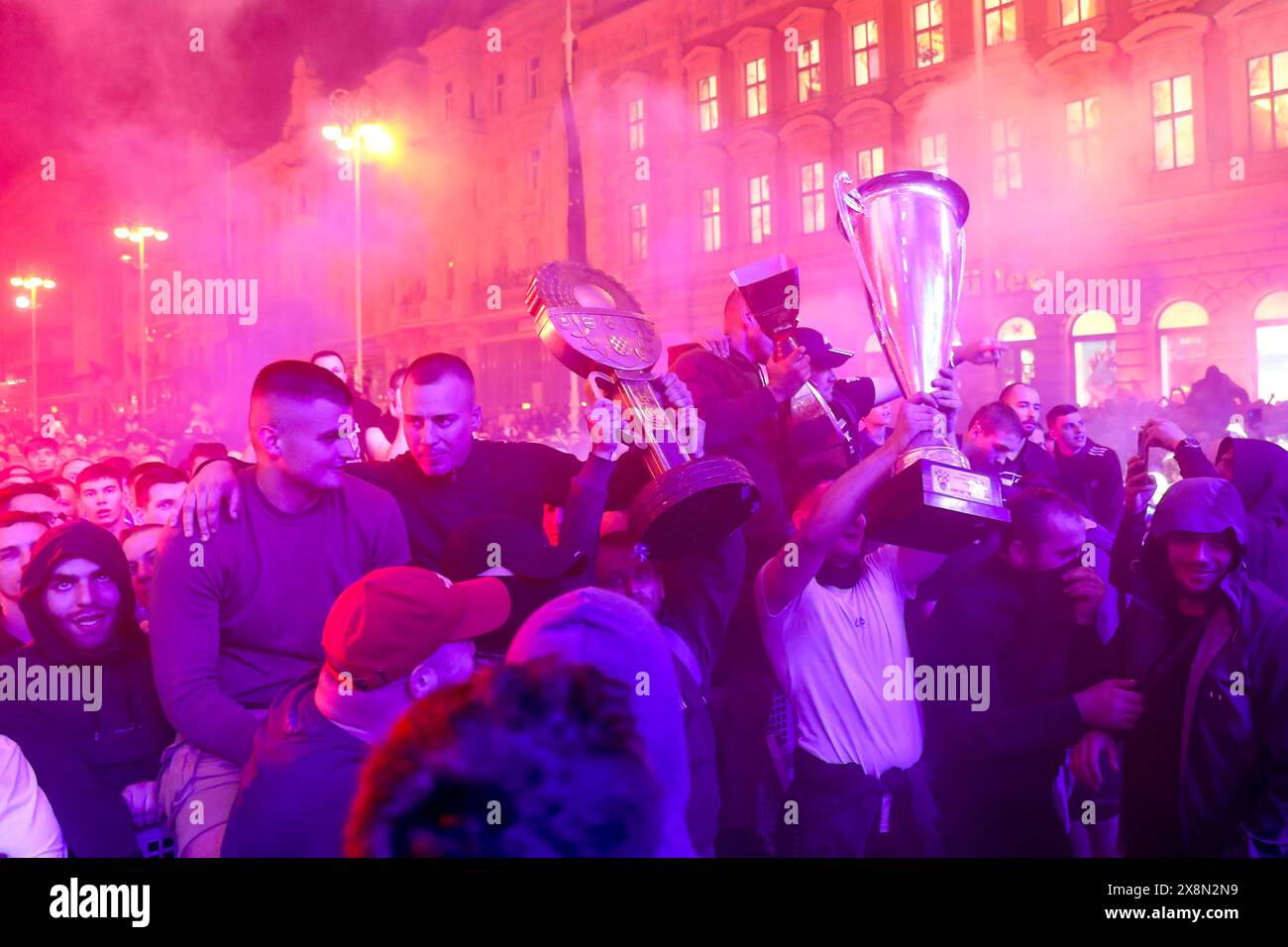 Zagabria, Croazia. 26 maggio 2024. I tifosi festeggiano durante una cerimonia di celebrazione della Dinamo Zagabria dopo aver vinto il campione della prima Lega croata Supersport HNL 2023-2024 a Zagabria, Croazia, 26 maggio 2024. Foto: Matija Habljak/PIXSELL credito: Pixsell/Alamy Live News Foto Stock