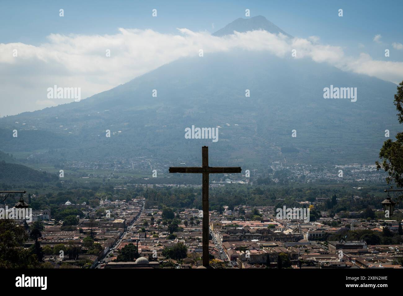 Cerro de la Cruz o Collina della Croce, punto sopraelevato con una croce degli anni '1930 e ampie vedute, tra cui una vista senza ostacoli di Volcan Agua, Antigua e Guat Foto Stock