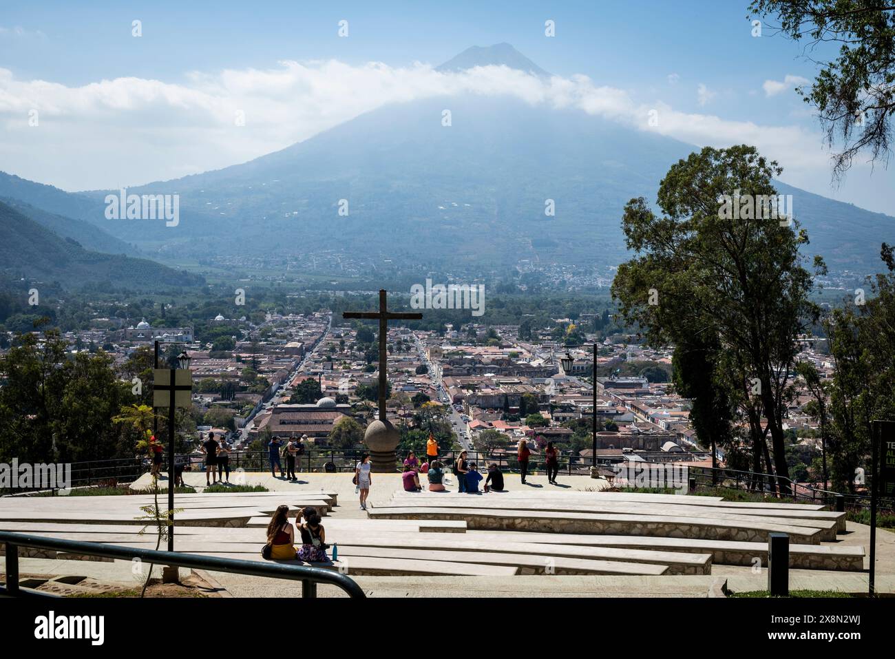 Cerro de la Cruz o Collina della Croce, punto sopraelevato con una croce degli anni '1930 e ampie vedute, tra cui una vista senza ostacoli di Volcan Agua, Antigua e Guat Foto Stock