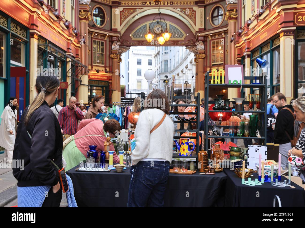 Nuova avventura nello splendido mercato storico di Leadenhall, nella City di Londra, nel Regno Unito, si aprono bancarelle di mobili vintage mensili, pulci e abiti preamati Foto Stock