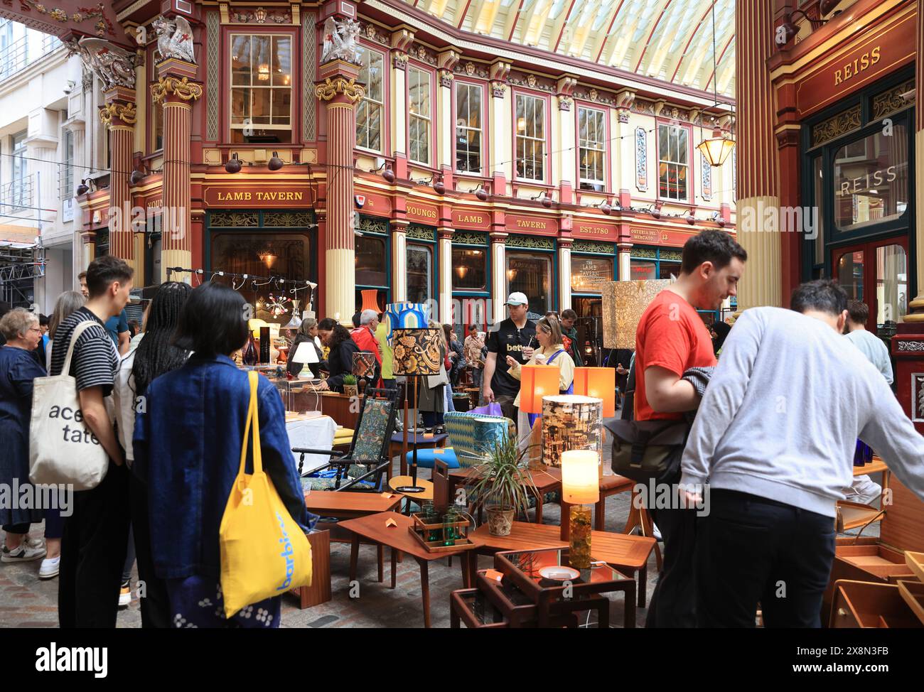 Nuova avventura nello splendido mercato storico di Leadenhall, nella City di Londra, nel Regno Unito, si aprono bancarelle di mobili vintage mensili, pulci e abiti preamati Foto Stock