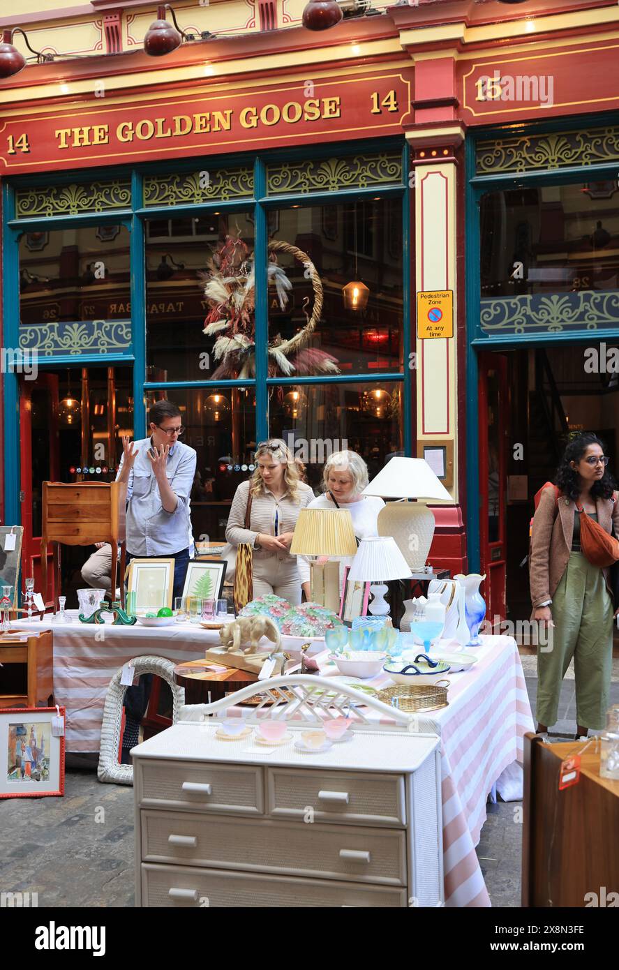 Nuova avventura nello splendido mercato storico di Leadenhall, nella City di Londra, nel Regno Unito, si aprono bancarelle di mobili vintage mensili, pulci e abiti preamati Foto Stock
