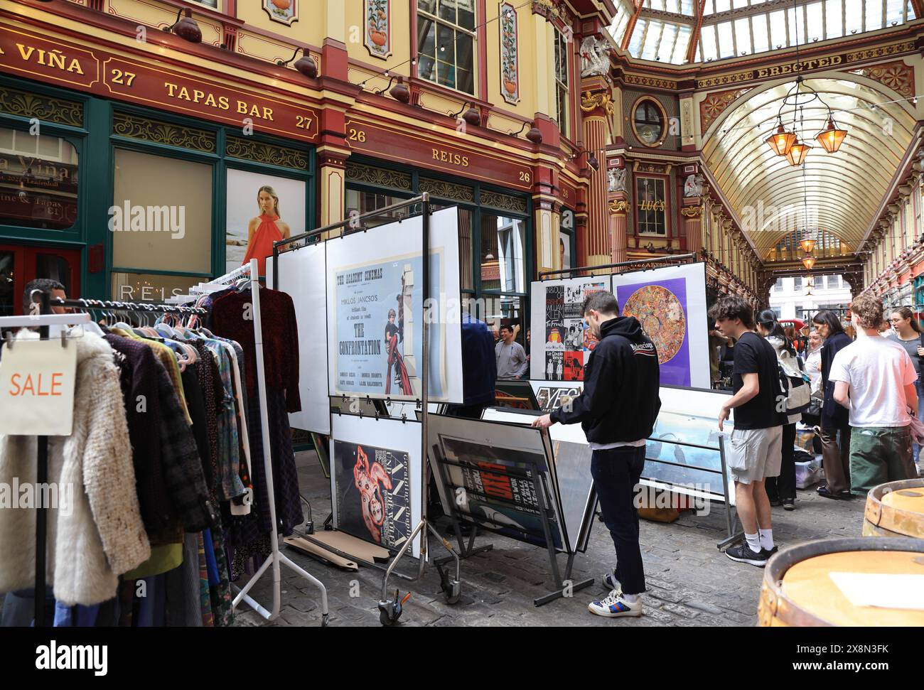 Nuova avventura nello splendido mercato storico di Leadenhall, nella City di Londra, nel Regno Unito, si aprono bancarelle di mobili vintage mensili, pulci e abiti preamati Foto Stock