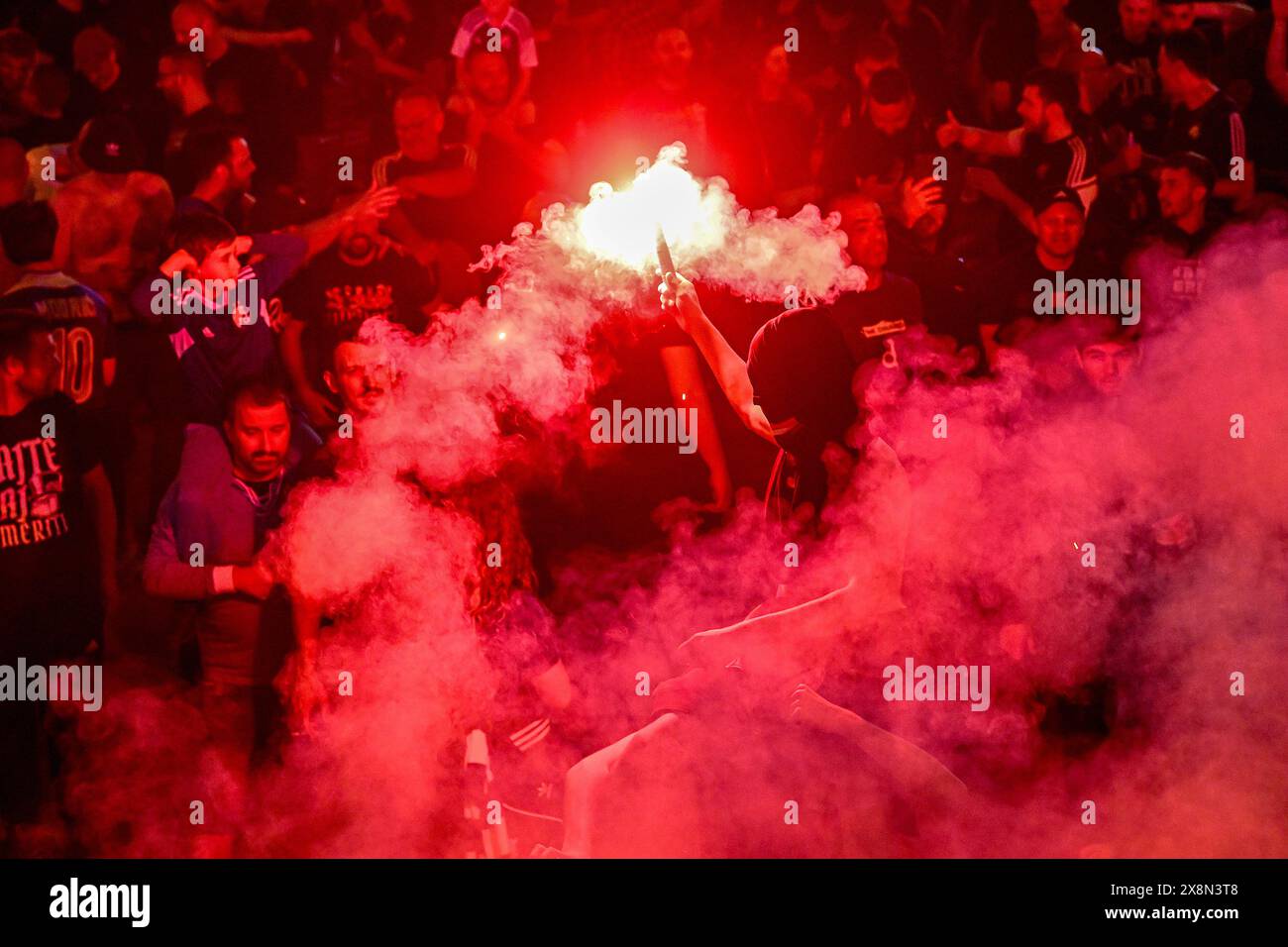 Zagabria, Croazia. 26 maggio 2024. I tifosi festeggiano durante una cerimonia di celebrazione della Dinamo Zagabria dopo aver vinto il campione della prima Lega croata Supersport HNL 2023-2024 a Ban Josip Jelacic Square a Zagabria, Croazia, 26 maggio 2024. Foto: Marko Lukunic/PIXSELL credito: Pixsell/Alamy Live News Foto Stock