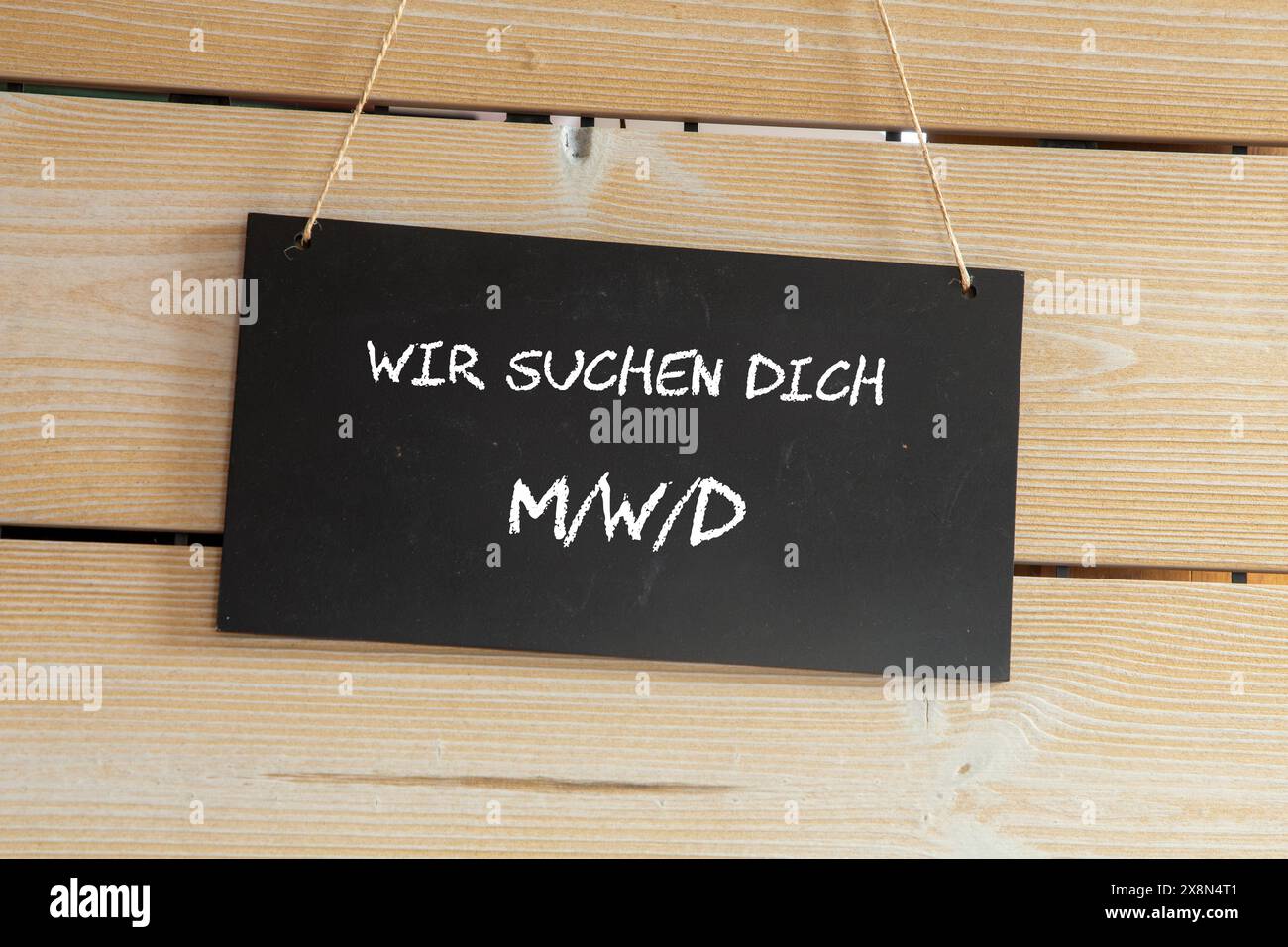 Immagine simbolo della ricerca dei dipendenti: Firma su un tabellone di legno con l'iscrizione tedesca WIR SUCHEN DICH (ti stiamo cercando) Foto Stock