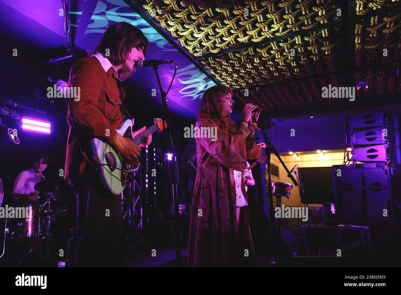 Horatios Bar, Brighton Pier, City of Brighton & Hove, East Sussex, East Sussex. Midnight Rodeo con Maddy Chamberlain (voce) e Jim McBride (chitarra) che si esibiscono all'Horatios Bar al Great Escape Festival 2024. David Smith/Alamy News. Foto Stock