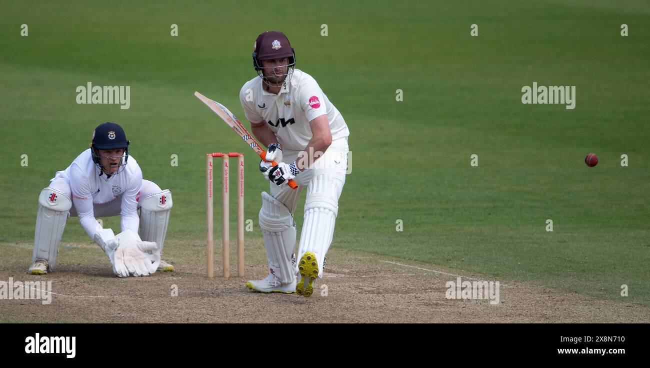 Southampton, Regno Unito. 26 maggio 2024. Dom Sibley del Surrey in battuta come Ben Brown si tiene alle spalle durante il Vitality County Championship Division One match tra Hampshire e Surrey all'Utilita Bowl. Crediti: Dave Vokes/Alamy Live News Foto Stock