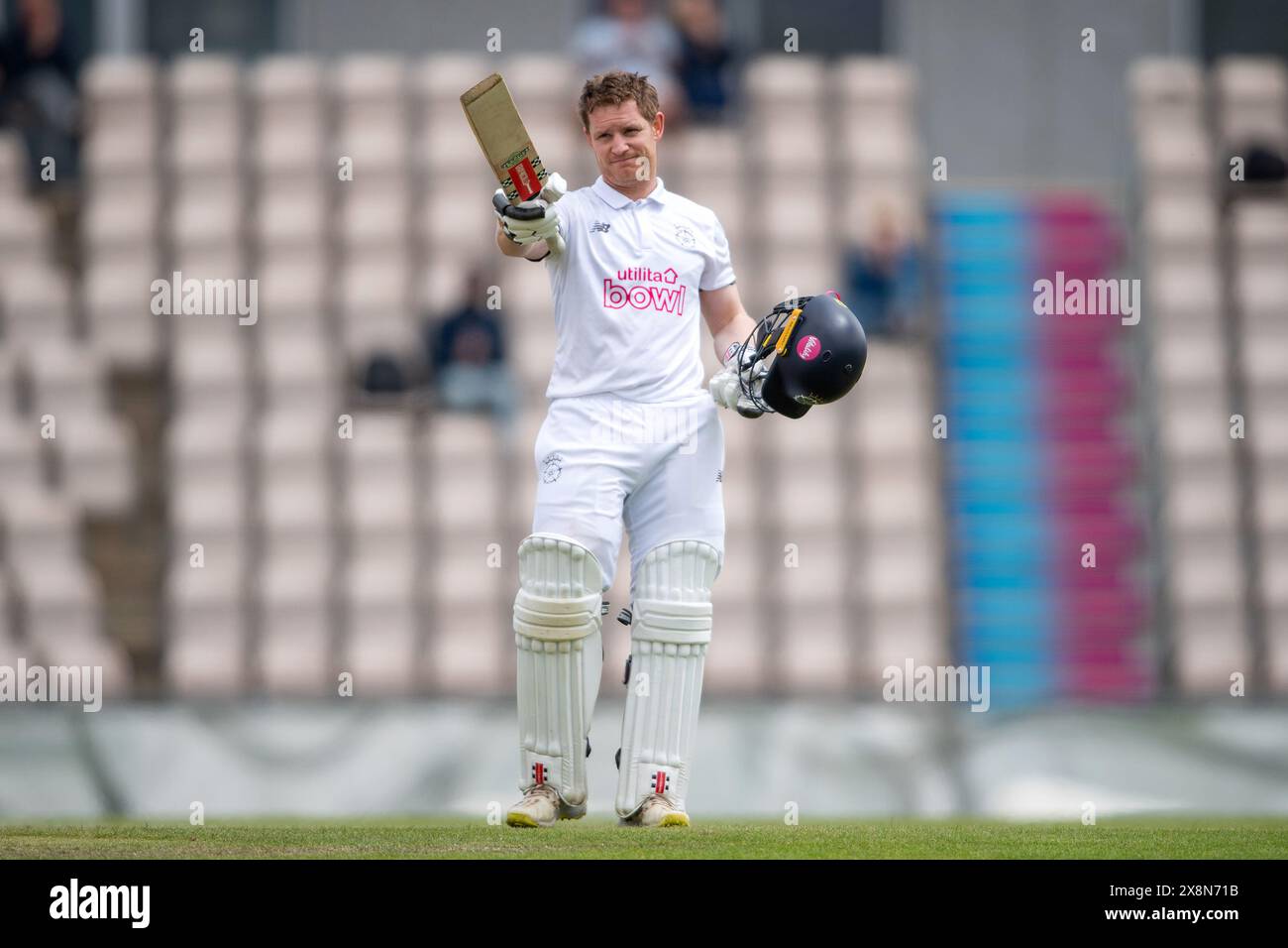 Southampton, Regno Unito. 26 maggio 2024. Ben Brown dell'Hampshire alza la sua mazza raggiungendo 150 punti durante il Vitality County Championship Division One match tra Hampshire e Surrey all'Utilita Bowl. Crediti: Dave Vokes/Alamy Live News Foto Stock