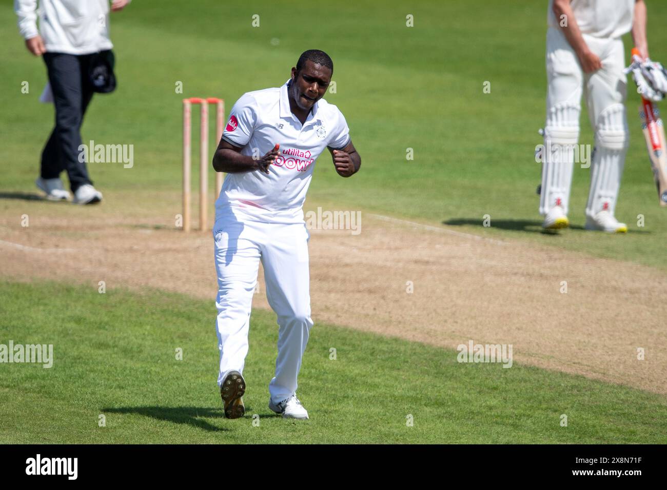 Southampton, Regno Unito. 26 maggio 2024. Keith Barker dell'Hampshire celebra il wicket di Rory Burns durante il Vitality County Championship Division One match tra Hampshire e Surrey all'Utilita Bowl. Crediti: Dave Vokes/Alamy Live News Foto Stock