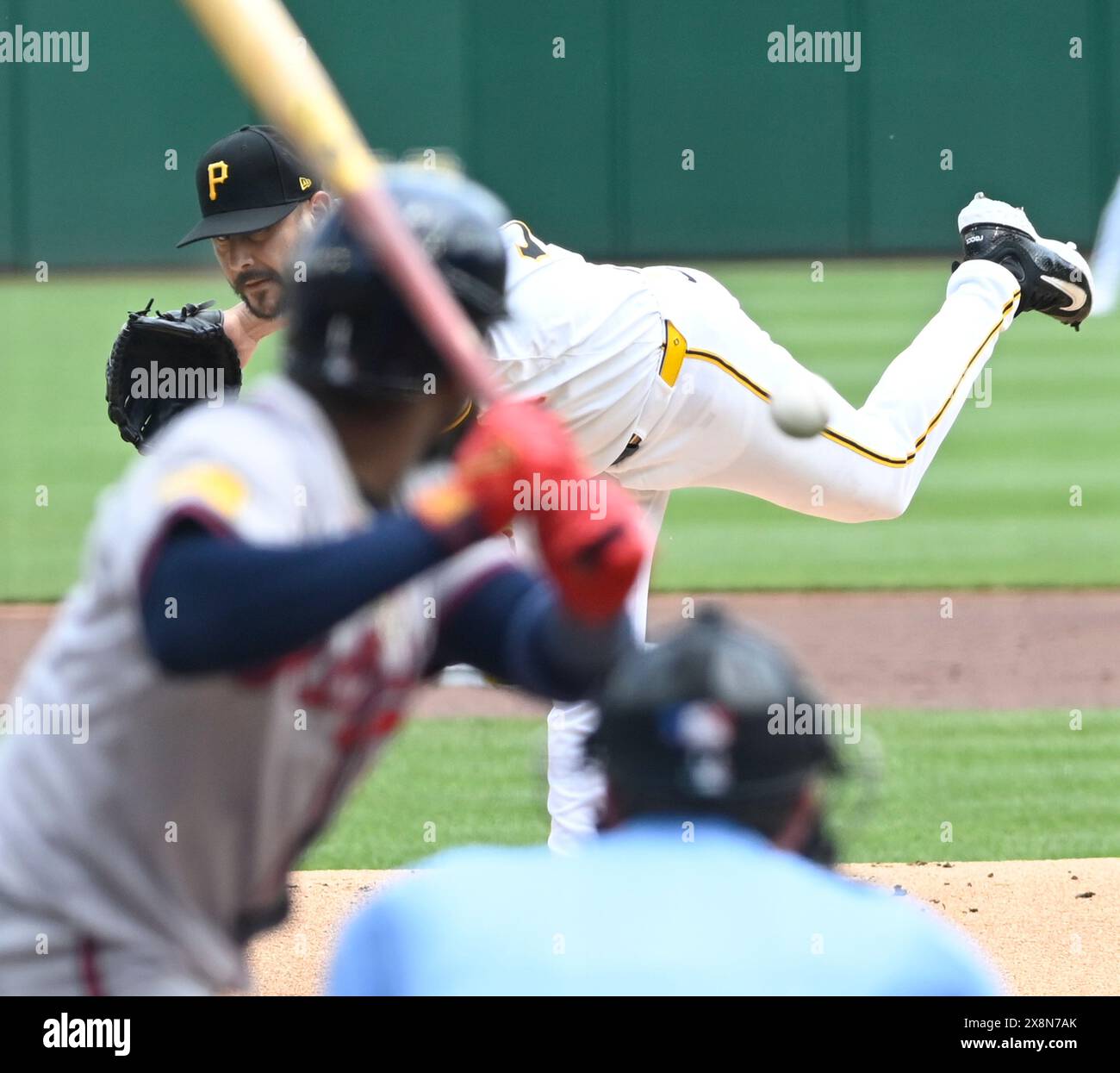 Pittsburgh, Stati Uniti. 26 maggio 2024. Il lanciatore dei Pittsburgh Pirates Martín Pérez (54) inizia contro gli Atlanta Braves al PNC Park domenica 26 maggio 2024 a Pittsburgh. Foto di Archie Carpenter/UPI credito: UPI/Alamy Live News Foto Stock