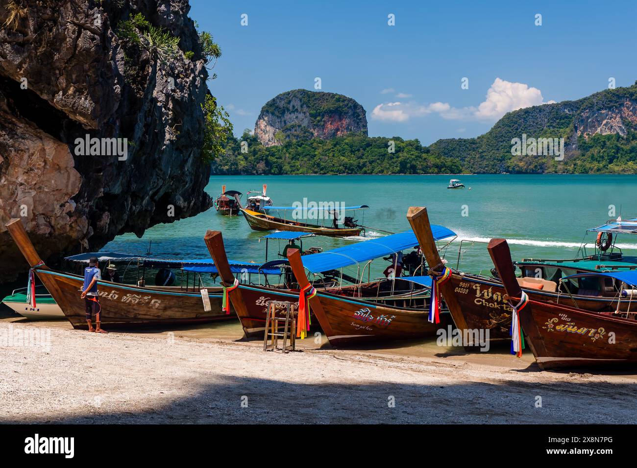 PHANG NGA, THAILANDIA - MARZO 31 2024: Barche turistiche a coda lunga e visitatori sulla spiaggia di Khao Phing Kan (isola di James Bond) nella zona della baia di Phang Nga Foto Stock