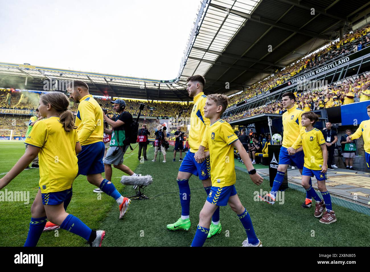 Brondby, Danimarca. 26 maggio 2024. I giocatori di Broendby SE entrano in campo per la partita 3F Superliga tra Broendby IF e Aarhus GF al Brondby Stadium. (Photo Credit: Gonzales Photo/Alamy Live News Foto Stock