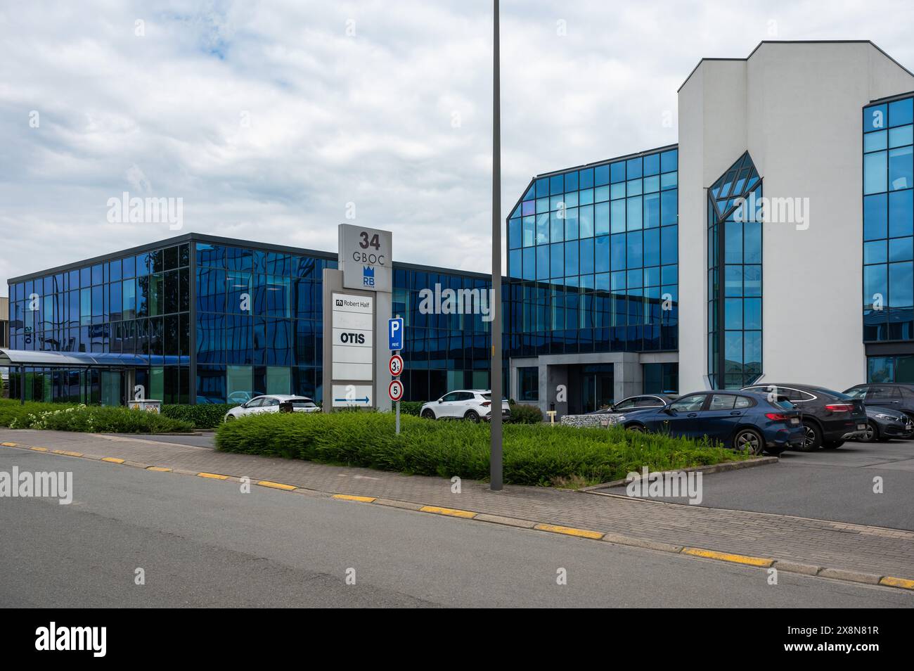 Groot-Bijgaarden, Brabante fiammingo, Belgio, 23 maggio 2024 - edificio per uffici con le società Otis e Robert Half Foto Stock