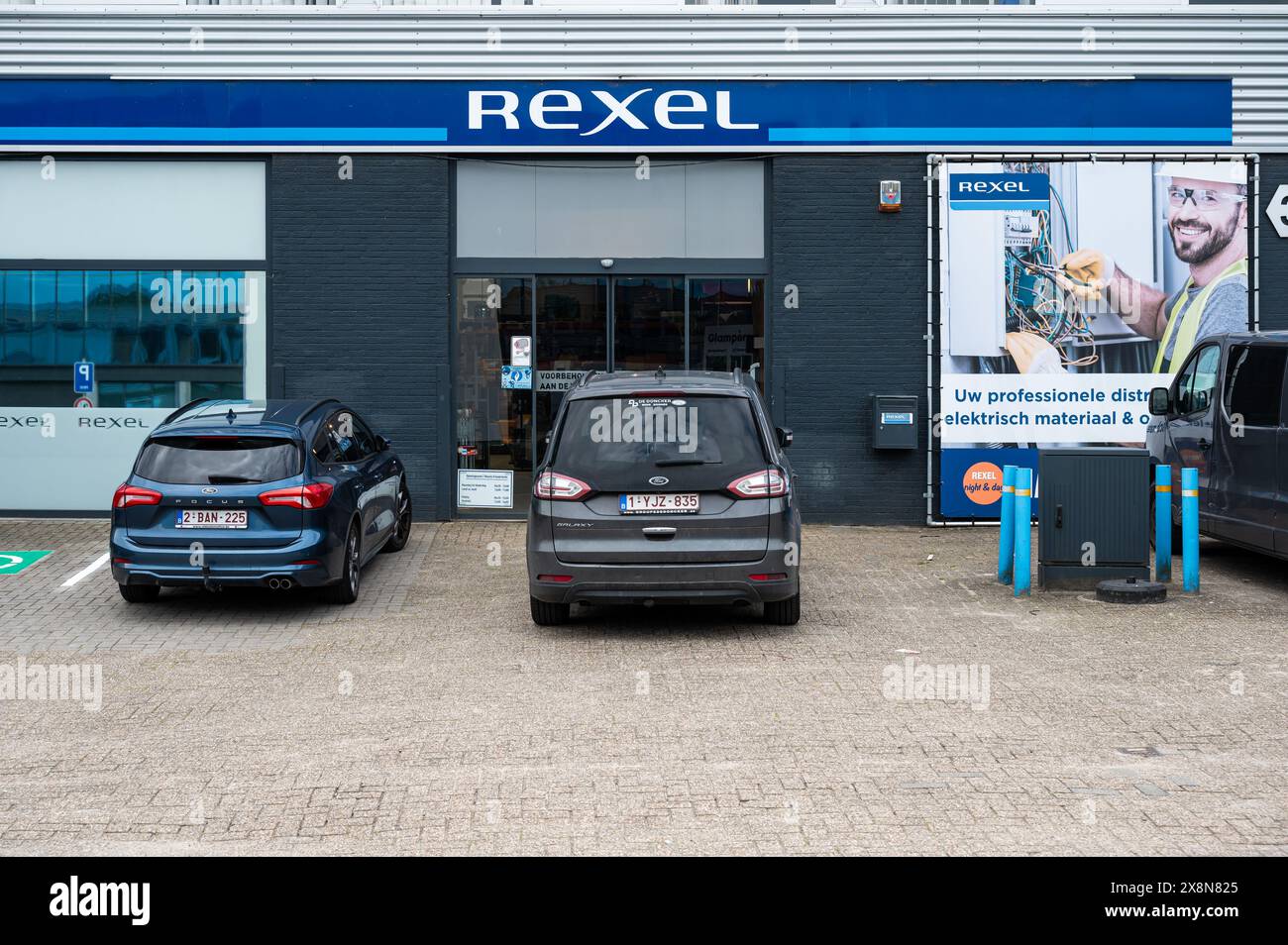 Groot-Bijgaarden, Brabante fiammingo, Belgio, 23 maggio 2024 - Showroom della società Rexel che fornisce attrezzature elettriche Foto Stock