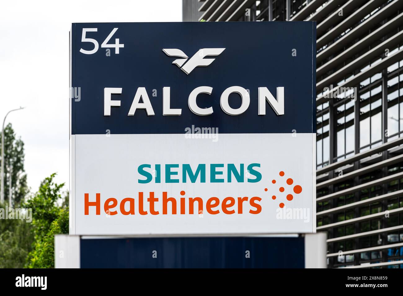 Groot-Bijgaarden, Brabante fiammingo, Belgio, 23 maggio 2024 - firma e logo del Falcon Siemens Healthineers, produzione di attrezzature mediche Foto Stock