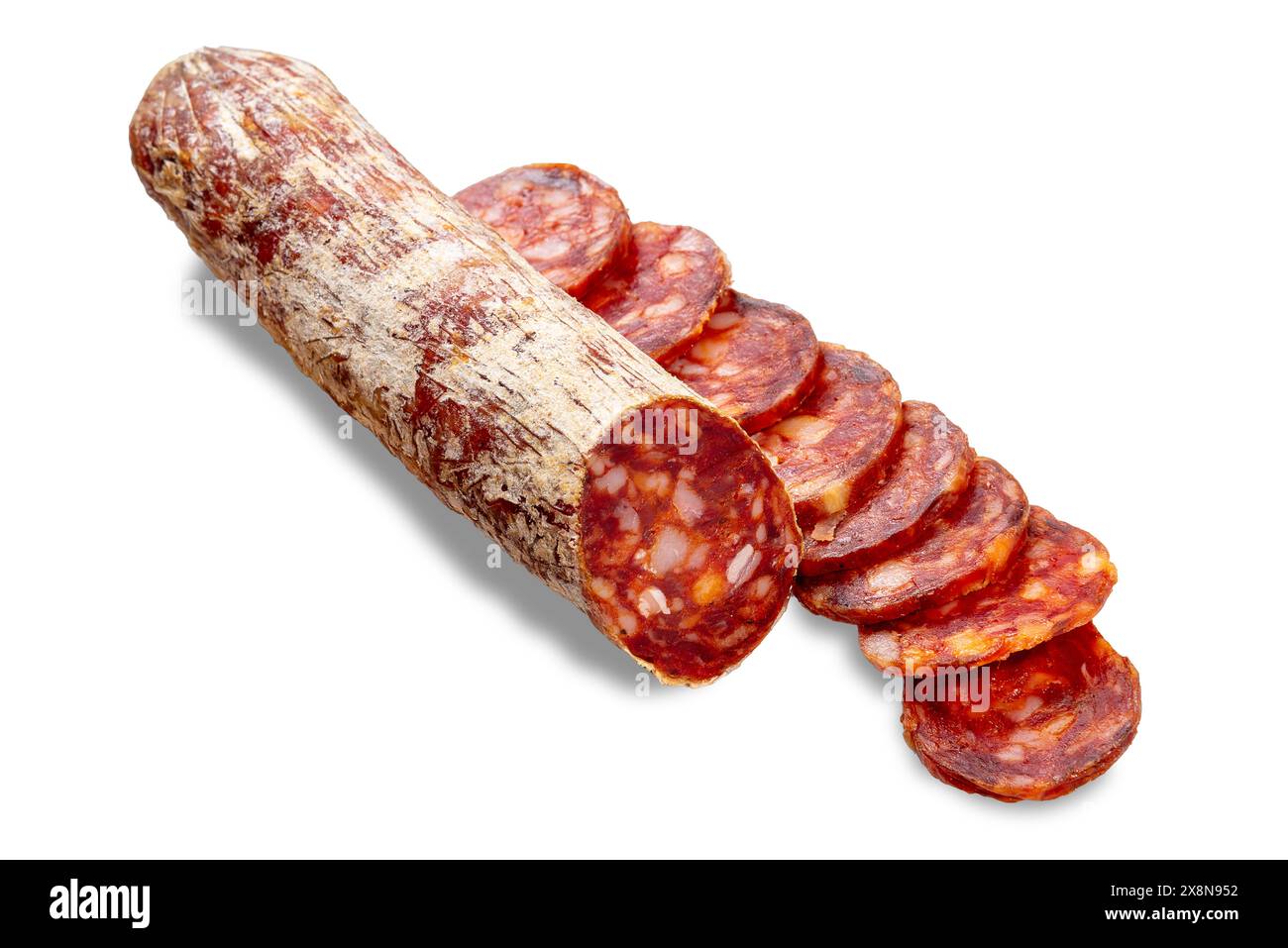 Salame piccante con salsa di maiale e peperoncino con fette isolate su bianco con percorso di ritaglio Foto Stock