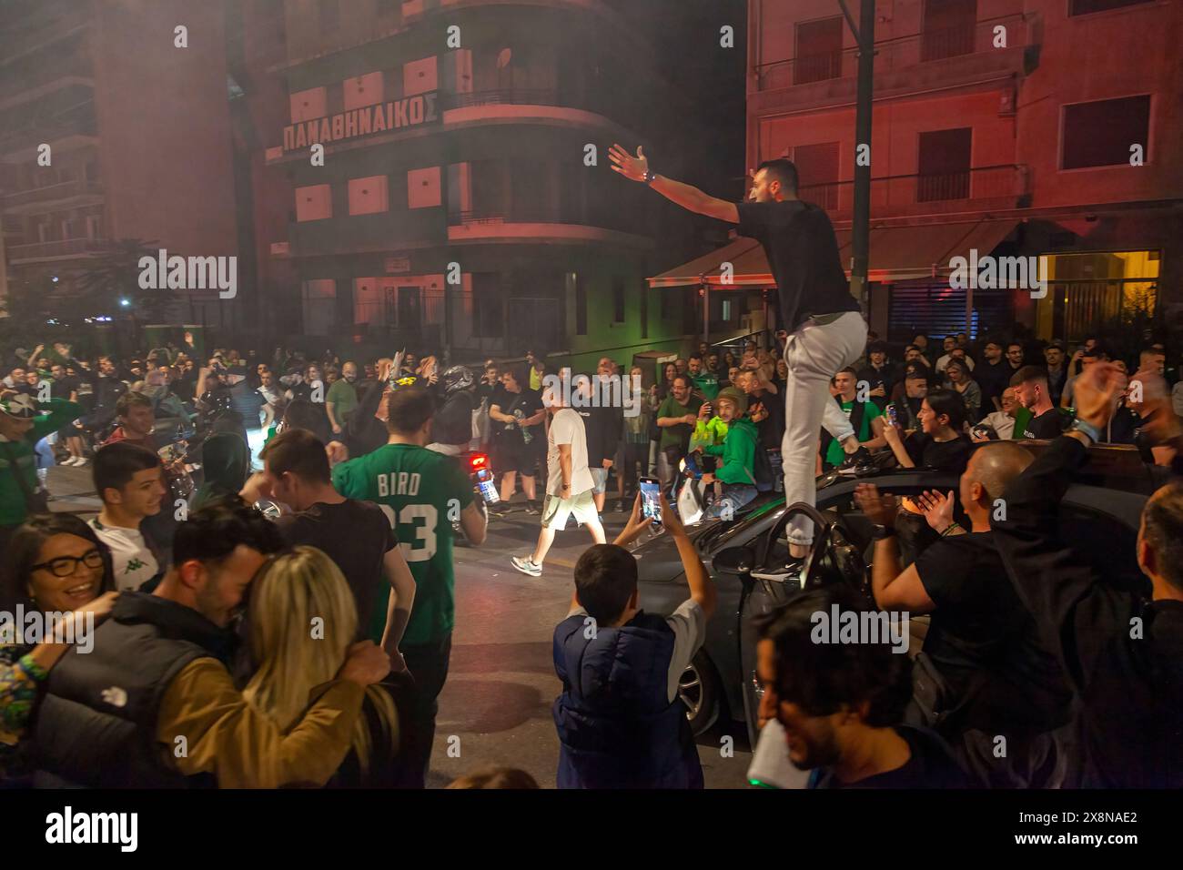 I tifosi del Panathinaikos celebrano la vittoria della European Basketball League (Euroleague) per la settima volta nella storia del club. Foto Stock