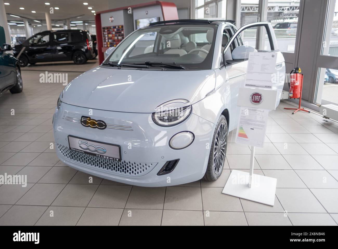 Nuova auto elettrica azzurra Fiat 500 e Classic Cabrio, passione automobilistica, produttore italiano di limousine Fiat Group, innovazione industria automobilistica S Foto Stock